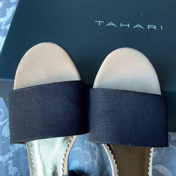 Tahari black Geneva sandals size 7. - Picture 7 of 11